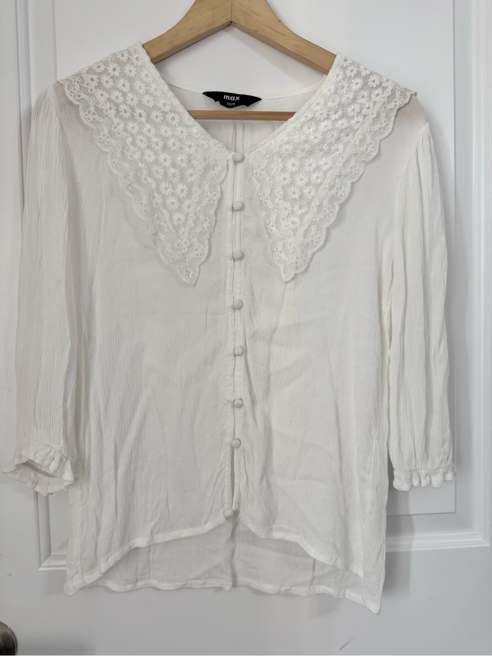 Max white top with exaggerated lace collar, 3/4 sleeves, viscose, size xs